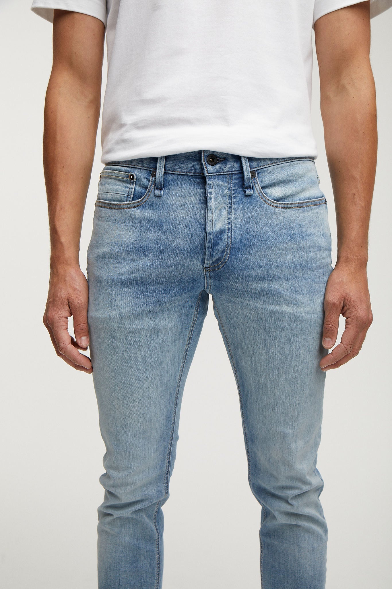 DENHAM】Razor FMHW Slim Fit／ 淺藍水洗高彈性專利布料修身小直筒牛仔褲– Blue Beach Denim