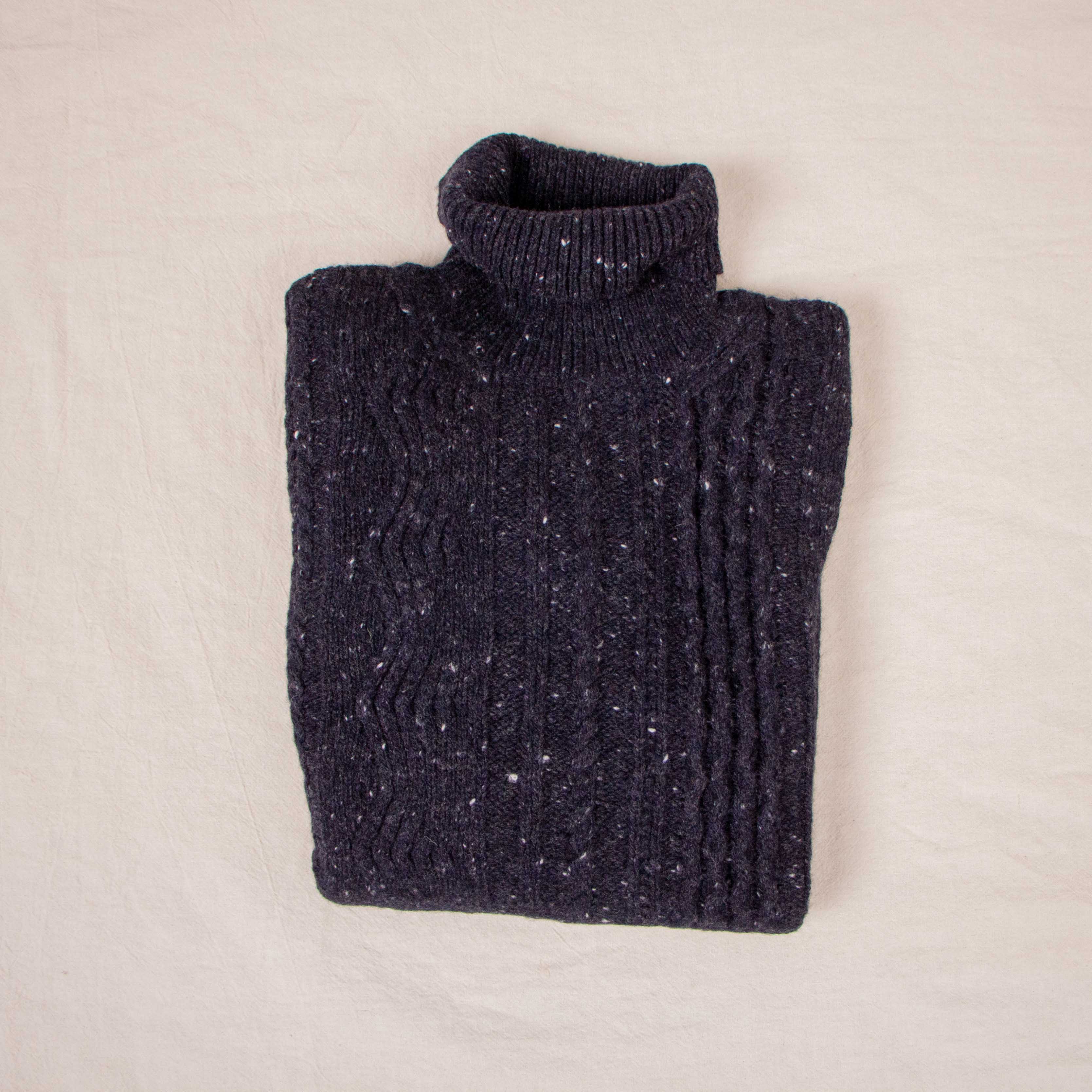 Inis Meáin】Ridges Aran Turtle Neck Charcoal Fleck – Blue Beach Denim